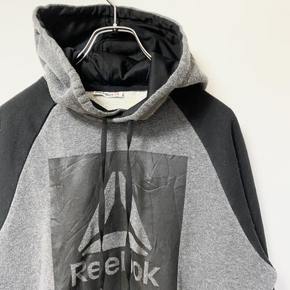 古着 used　Reebok リーボック　長袖ビッグロゴデザインパーカー　フーディー　バイカラー　黒　グレー　XＬサイズ