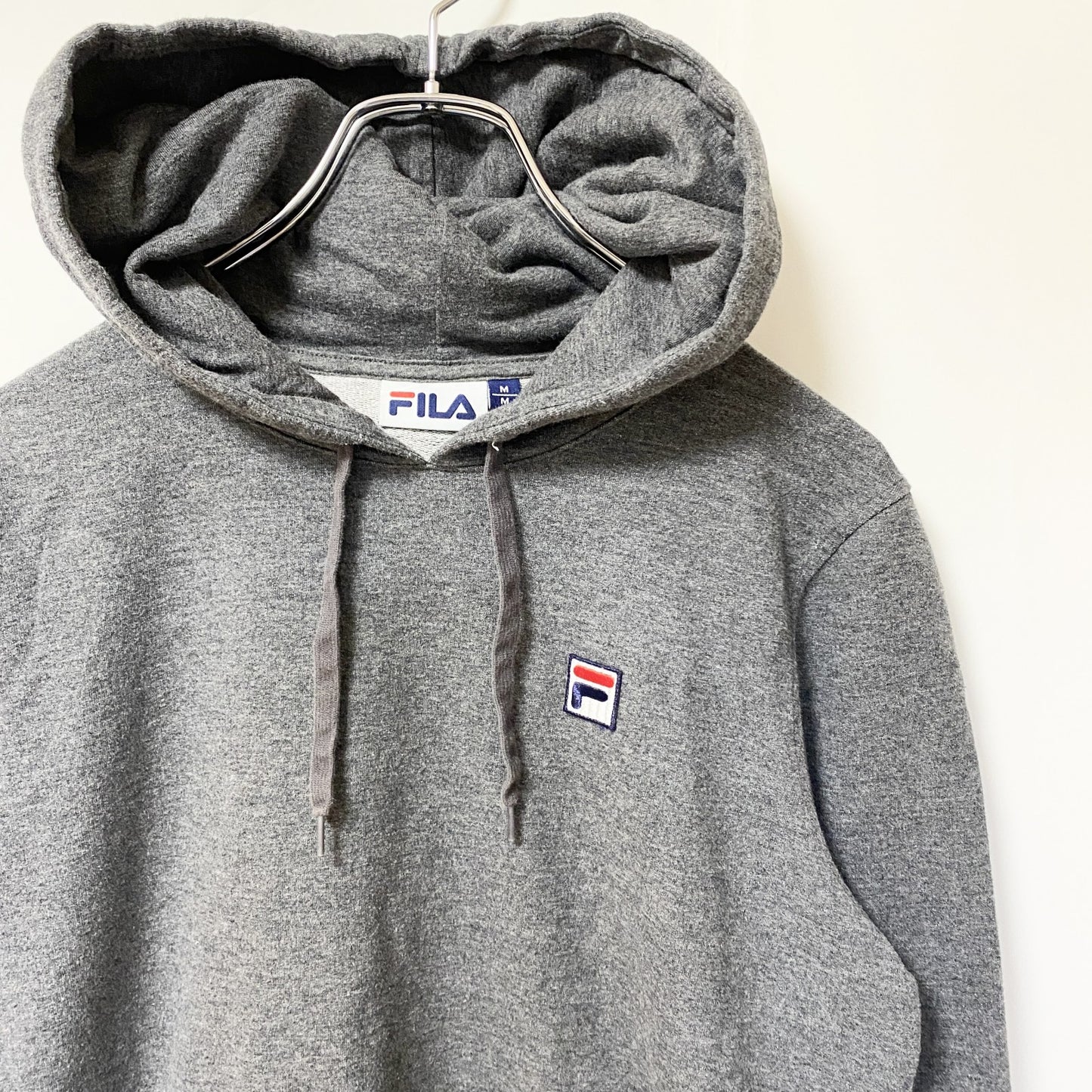古着 used　FILA フィラ　長袖ワンポイントロゴ刺パーカー　スウェットパーカー/フーディー　グレー　前ポケット　Mサイズ