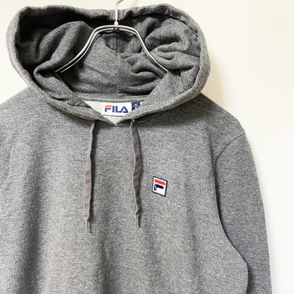 古着 used　FILA フィラ　長袖ワンポイントロゴ刺パーカー　スウェットパーカー/フーディー　グレー　前ポケット　Mサイズ