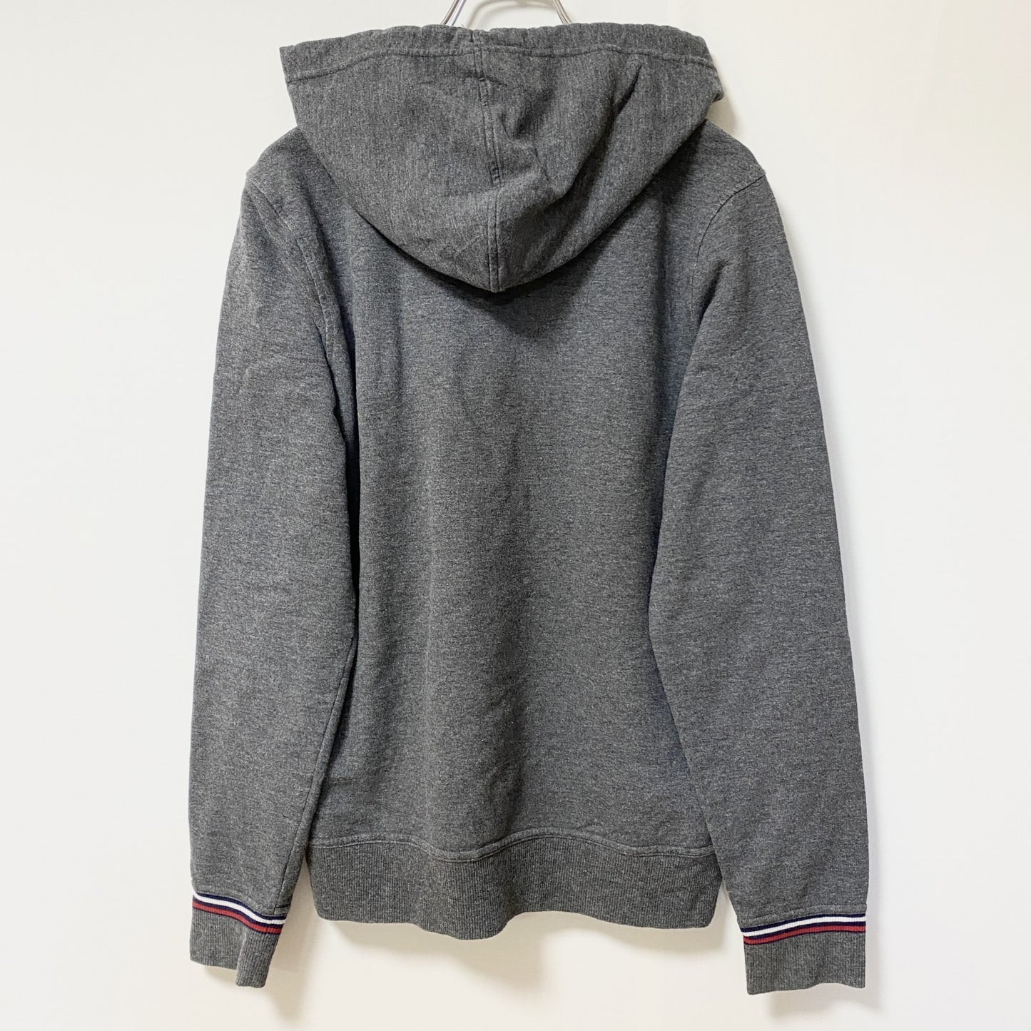 古着 used　FILA フィラ　長袖ワンポイントロゴ刺パーカー　スウェットパーカー/フーディー　グレー　前ポケット　Mサイズ
