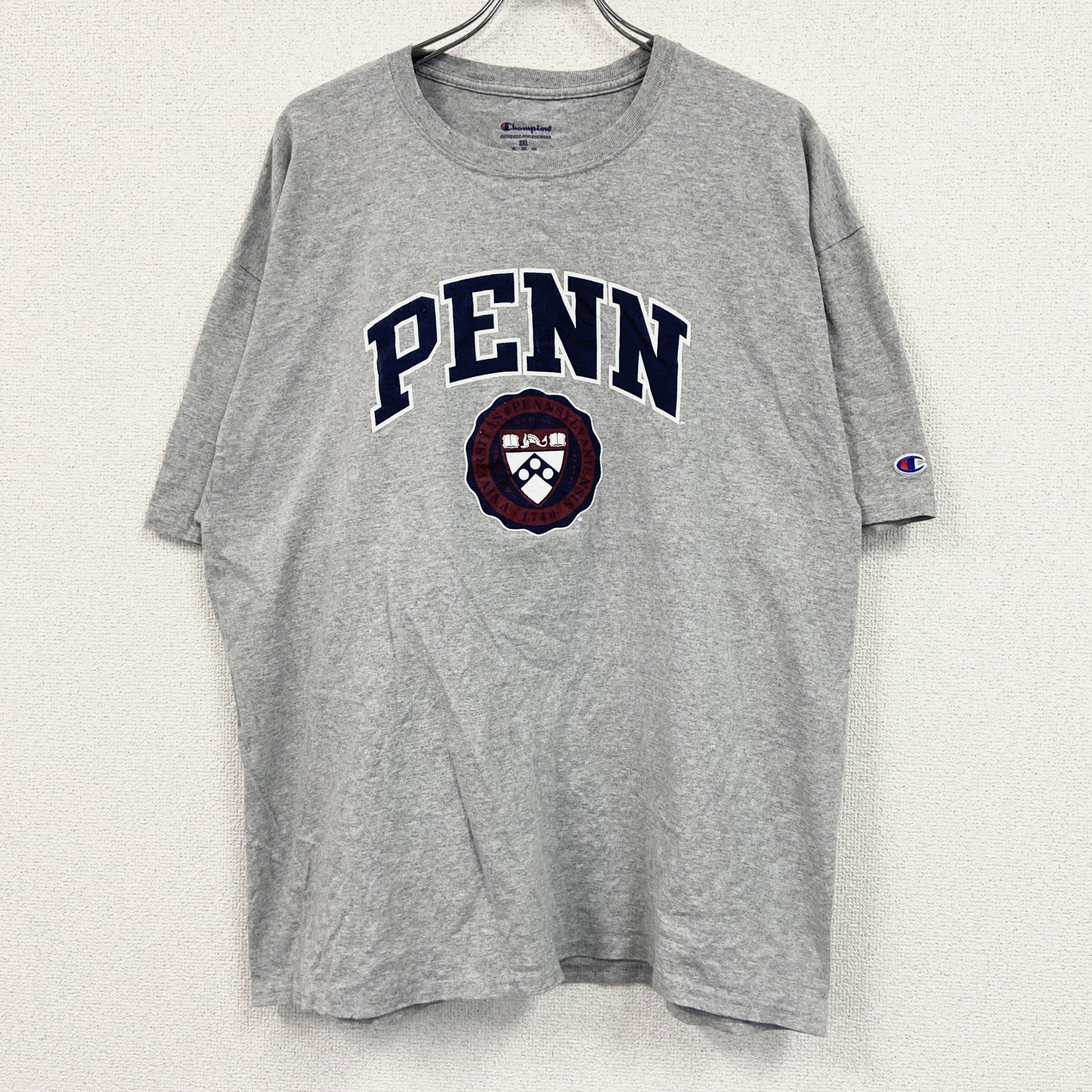 Champion　チャンピオン　PENN　半袖プリントTシャツ　グレー　2XLサイズ