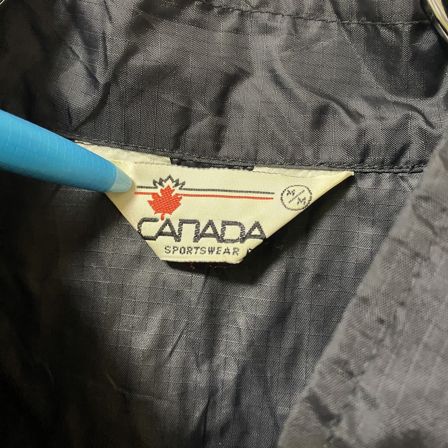 ～90s　CANADA SPORTSWEAR　フルジップナイロンノーカラージャケット　刺繍ロゴ　アーチプリント　三角タグ　Mサイズ