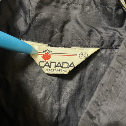 ～90s　CANADA SPORTSWEAR　フルジップナイロンノーカラージャケット　刺繍ロゴ　アーチプリント　三角タグ　Mサイズ