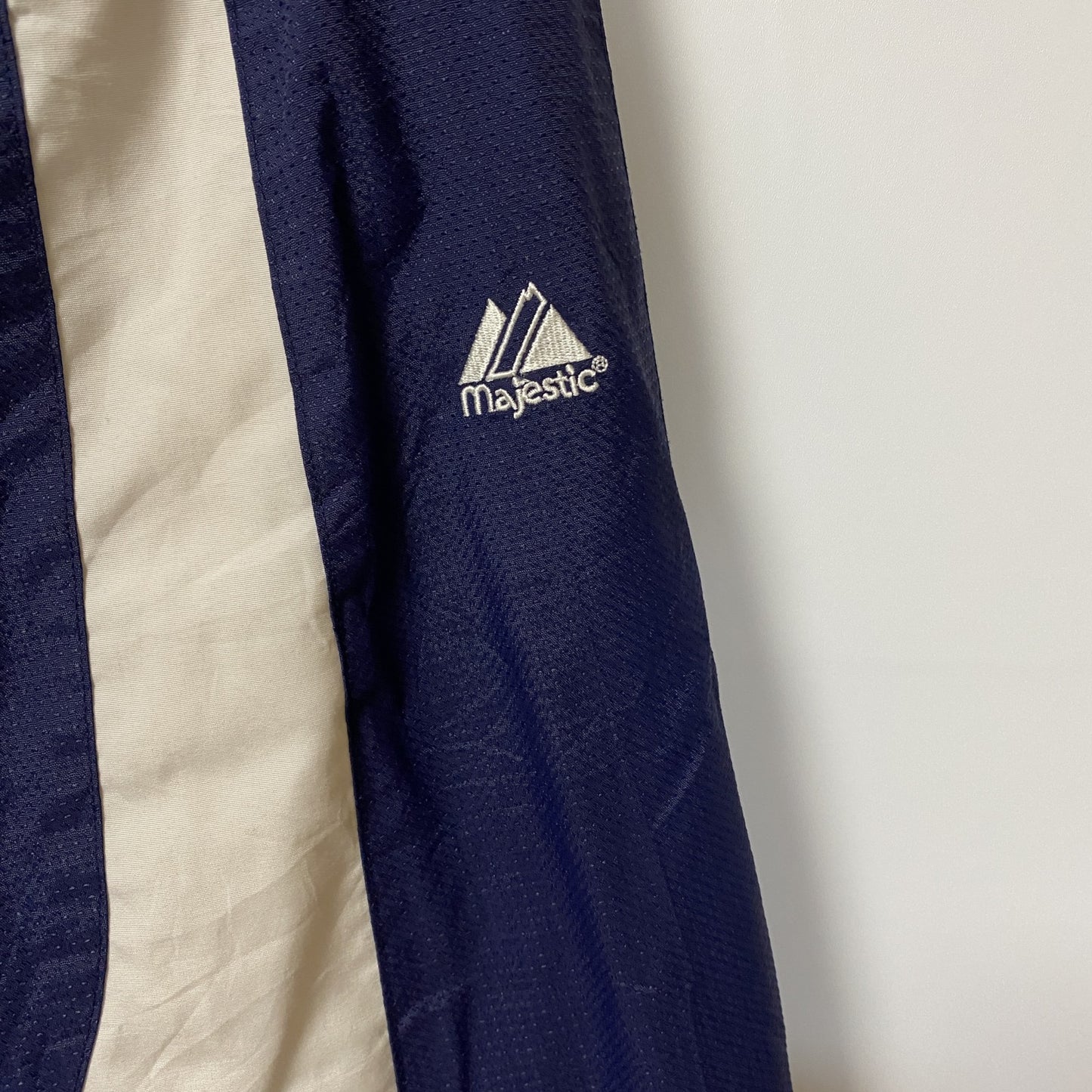 古着 used　Majestic　長袖ハーフジップナイロンプルオーバー　ウィンドブレーカー　刺繡デザイン　ネイビー　Mサイズ