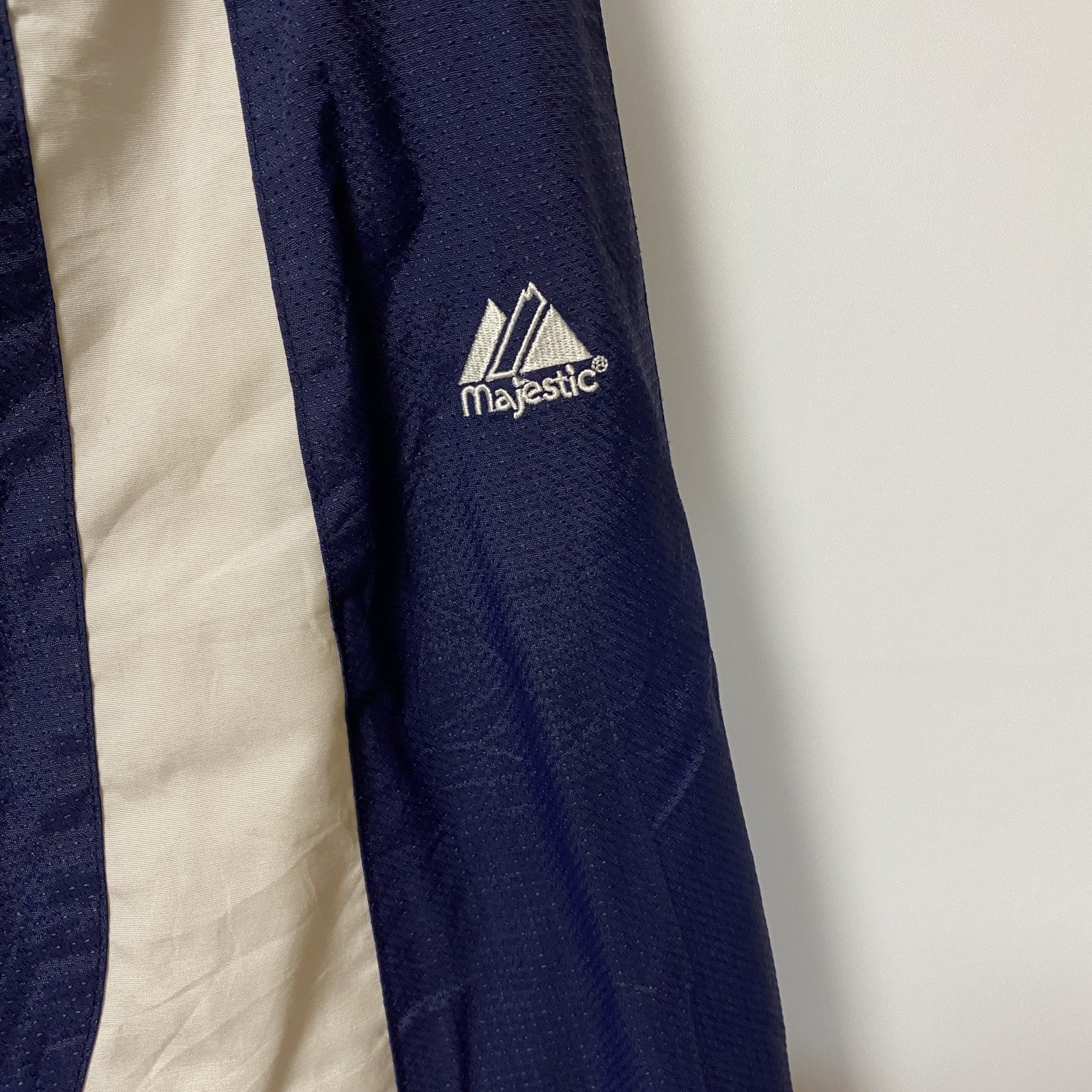 古着 used　Majestic　長袖ハーフジップナイロンプルオーバー　ウィンドブレーカー　刺繡デザイン　ネイビー　Mサイズ