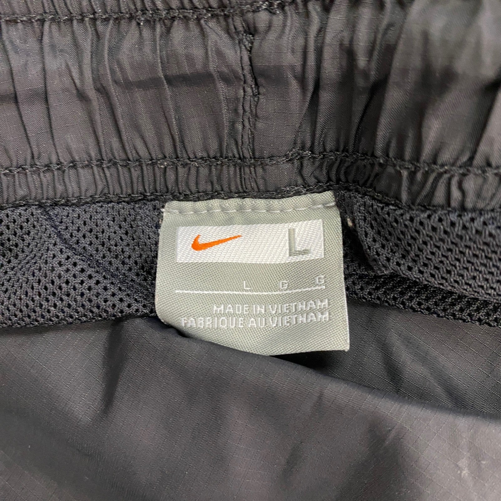 NIKE　ナイキ　トラックナイロンパンツ　ジャージ　黒　ブラック　Lサイズ
