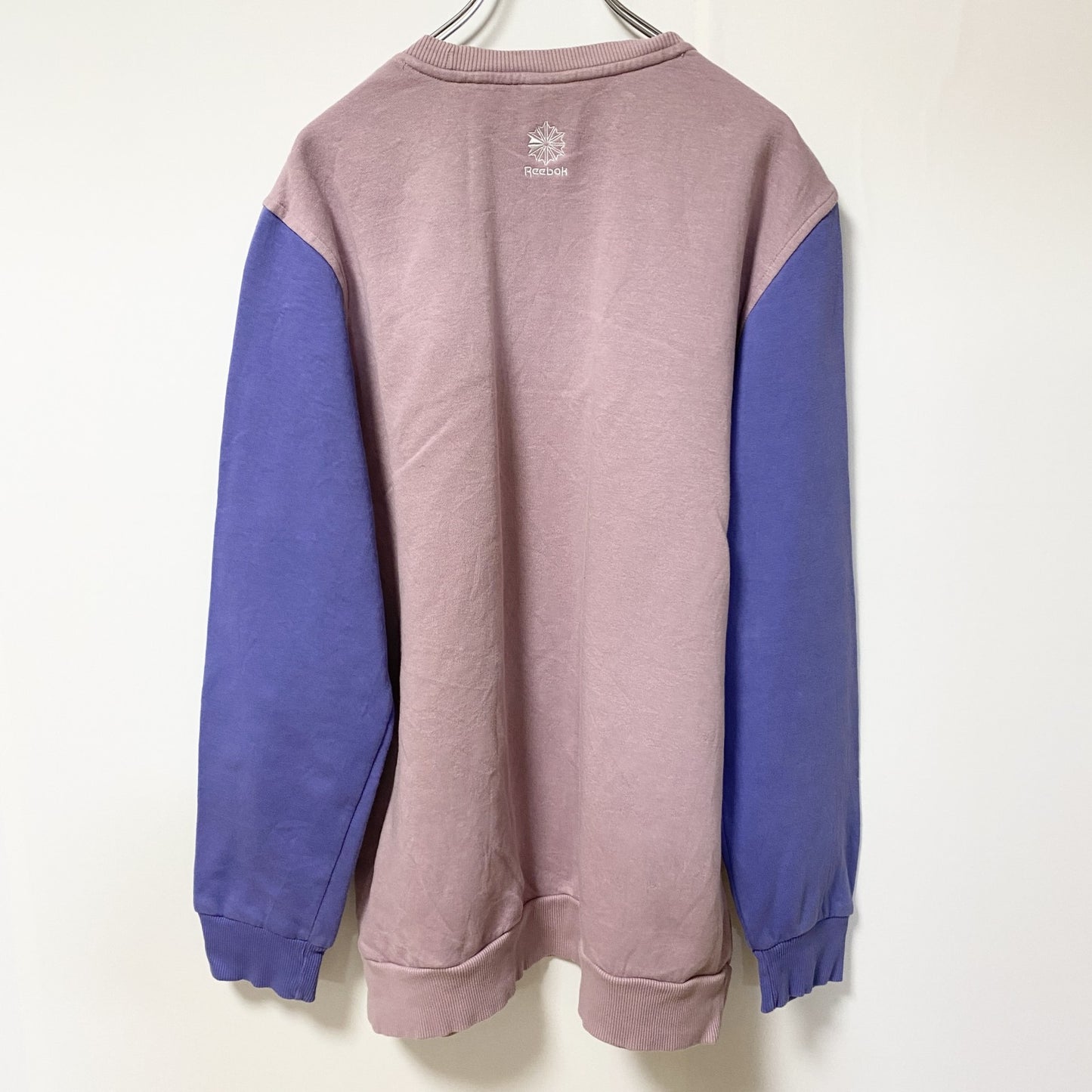 古着 used　Reebok　長袖プリントロゴデザインスウェット　トレーナー　クルーネック　ピンク　白　紫　トライカラー　Lサイズ