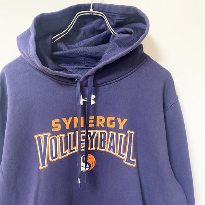 古着 used UNDER ARMOUR　長袖プリントデザインスウェット　フーディー　ネイビー　前ポケット　Ｌサイズ