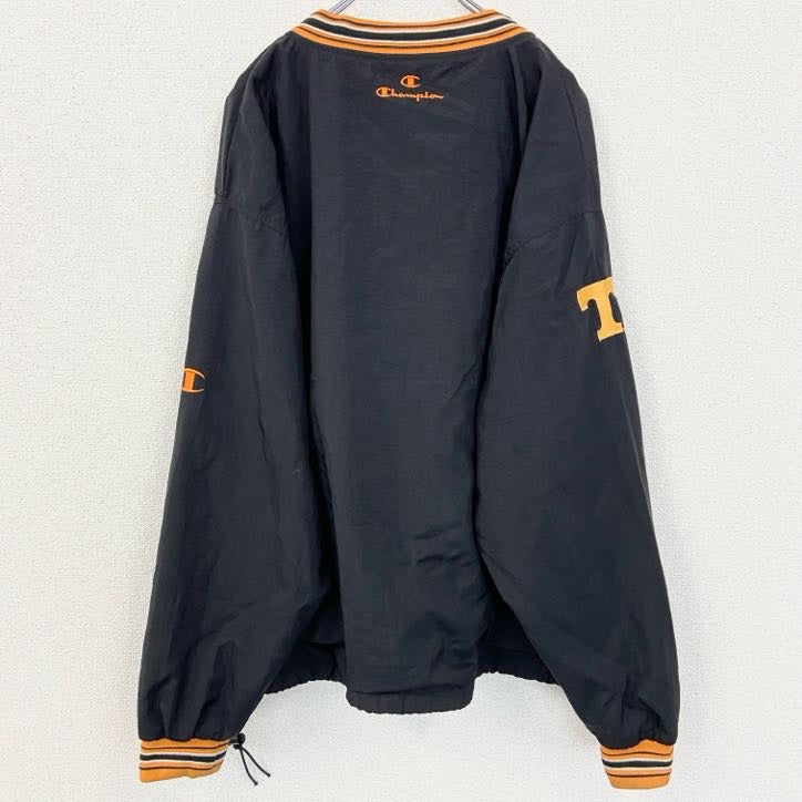 古着 used　Champion　チャンピオン　長袖カレッジナイロンプルオーバー　テネシー大学　ワッペン刺繍　黒　XLサイズ