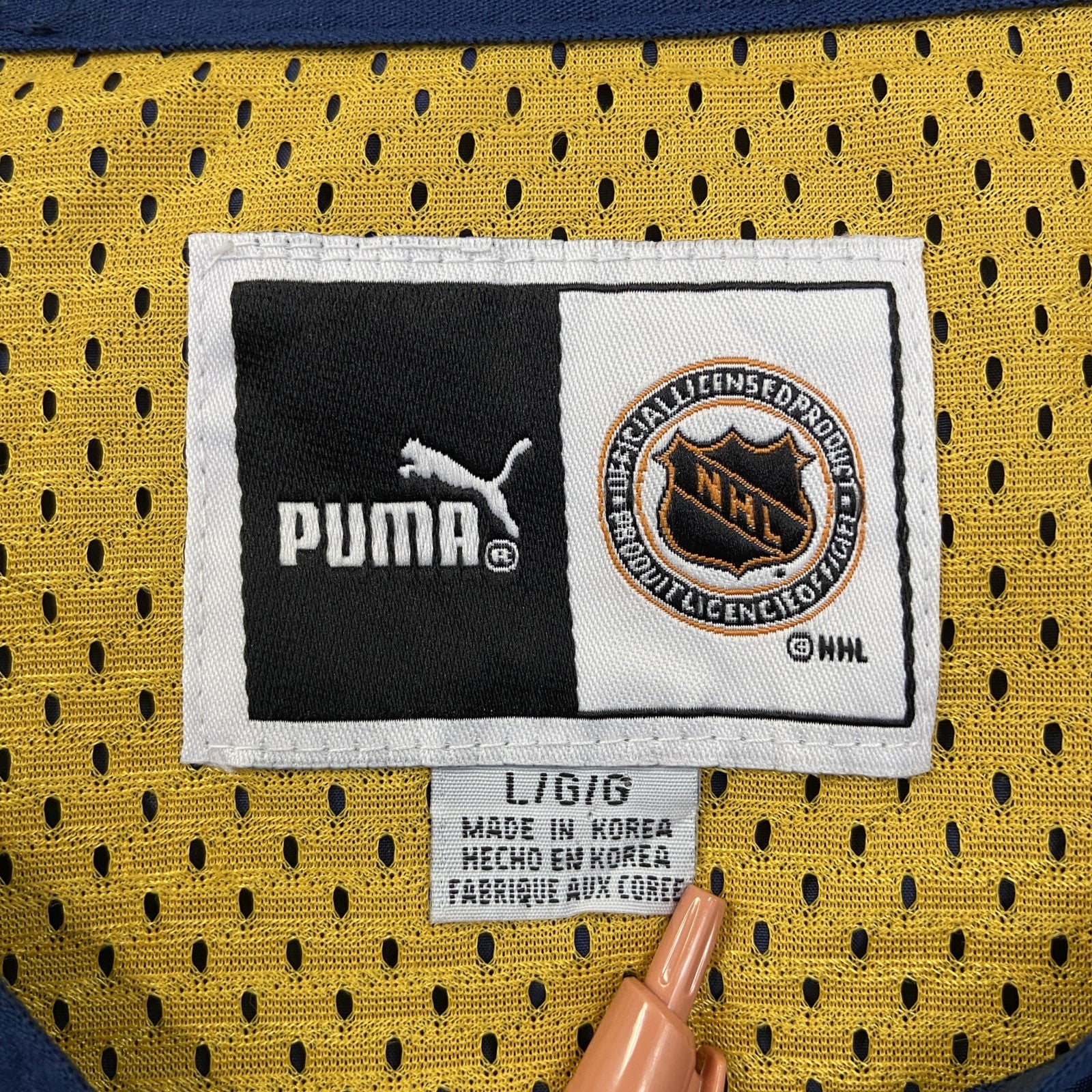 古着 used　PUMA　プーマ　長袖ナイロンプルオーバー　ワンポイント刺繍　ナッシュビル　ネイビー　黄色　Lサイズ