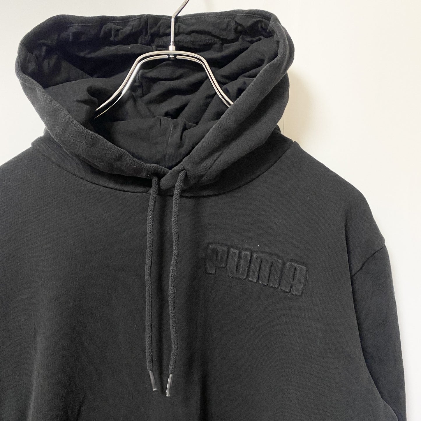 古着 used PUMA プーマ　長袖ワンポイントロゴデザインパーカー　フーディースウェット　黒　シンプル　Sサイズ