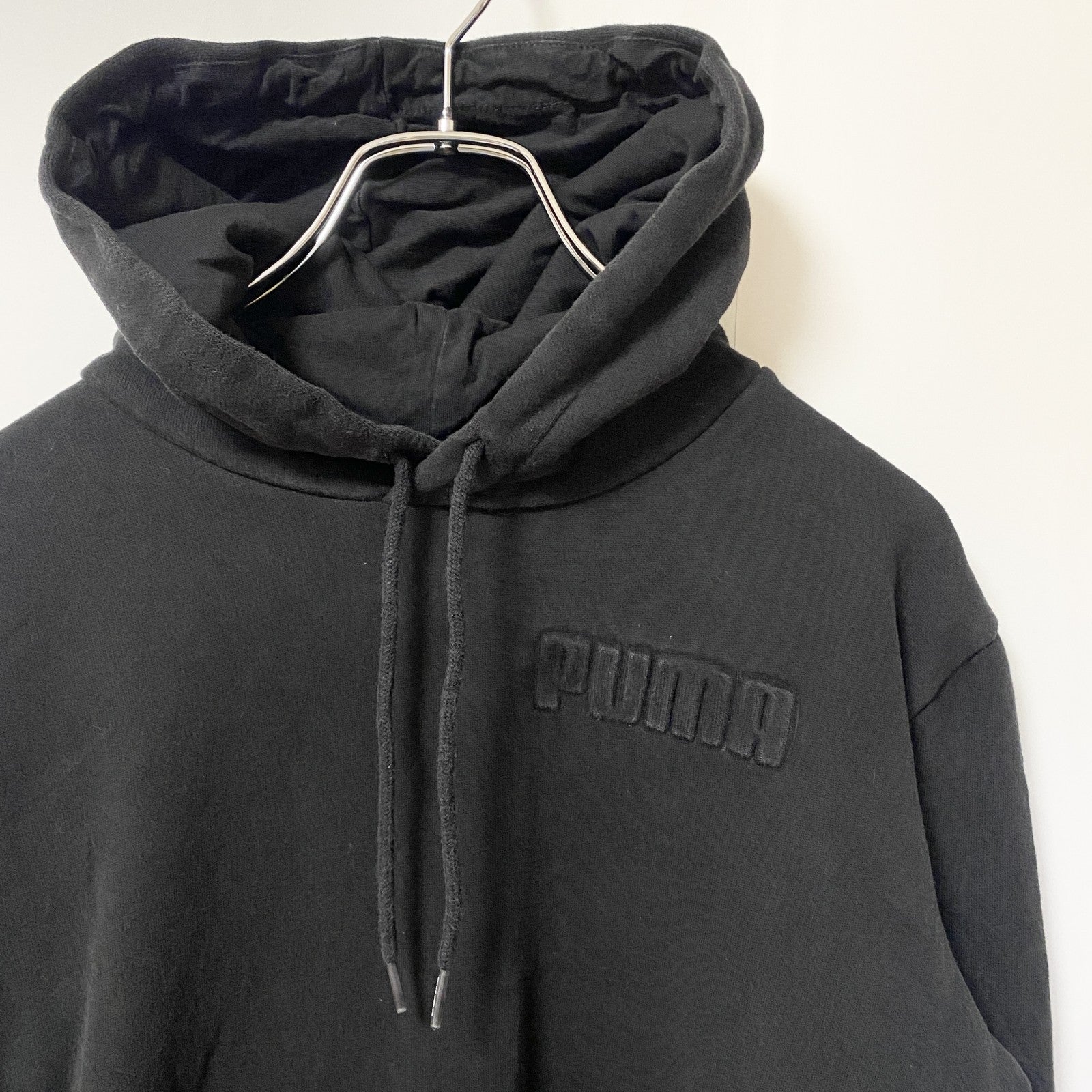 古着 used PUMA プーマ　長袖ワンポイントロゴデザインパーカー　フーディースウェット　黒　シンプル　Sサイズ