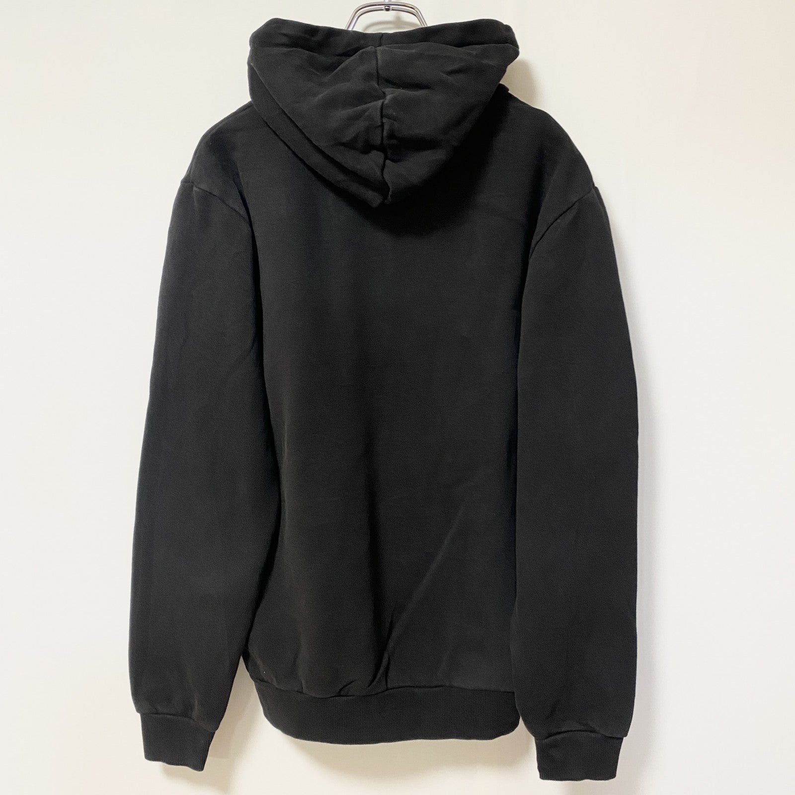 古着 used PUMA プーマ　長袖ワンポイントロゴデザインパーカー　フーディースウェット　黒　シンプル　Sサイズ