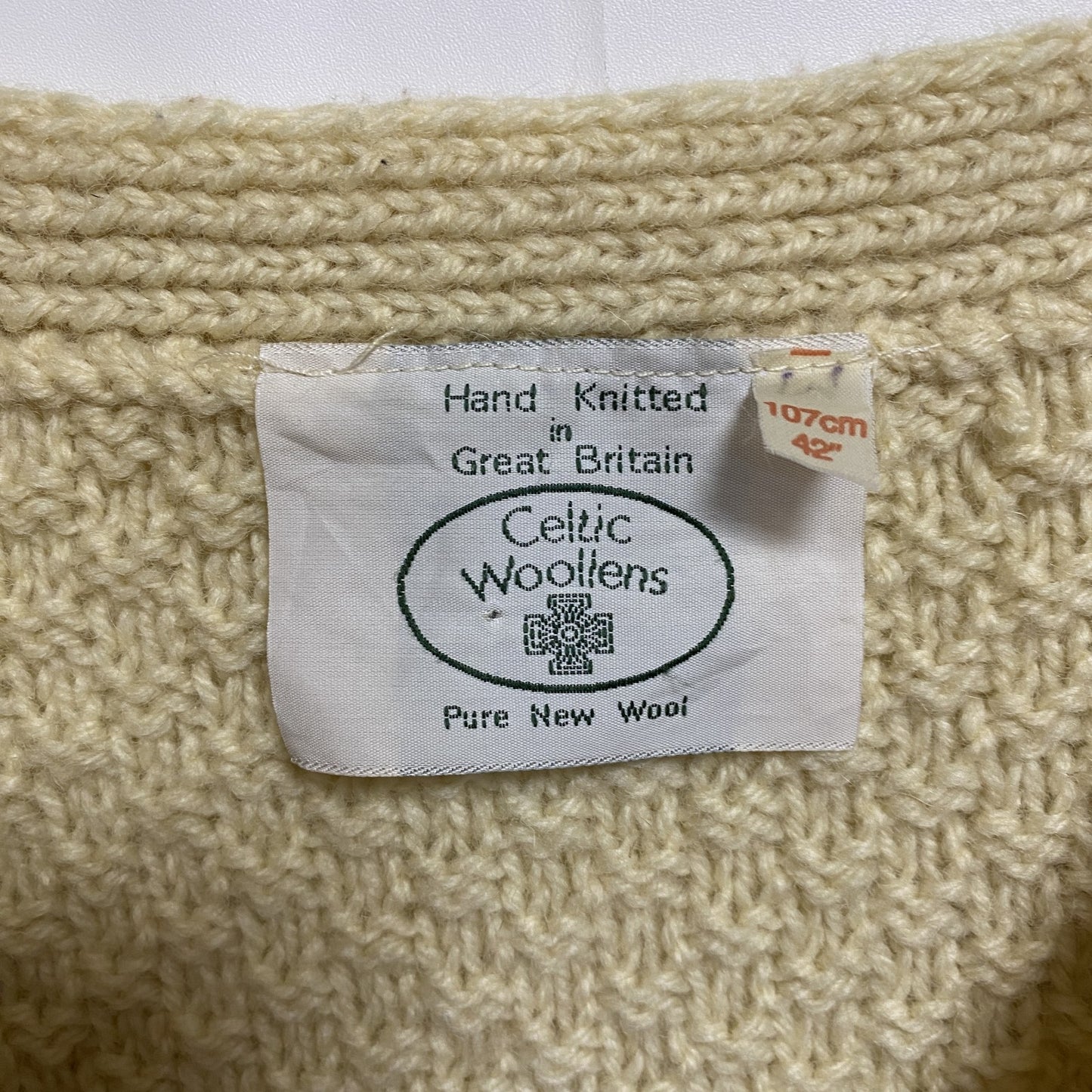 古着 used　英国製　Celtic Woollenes　長袖フィッシャーマンニットカーディガン　厚手Vネックセーター　白　秋冬服