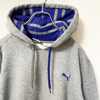 古着 used PUMA プーマ　長袖ワンポイントロゴデザインパーカー　フーディースウェット　グレー　シンプル　Mサイズ