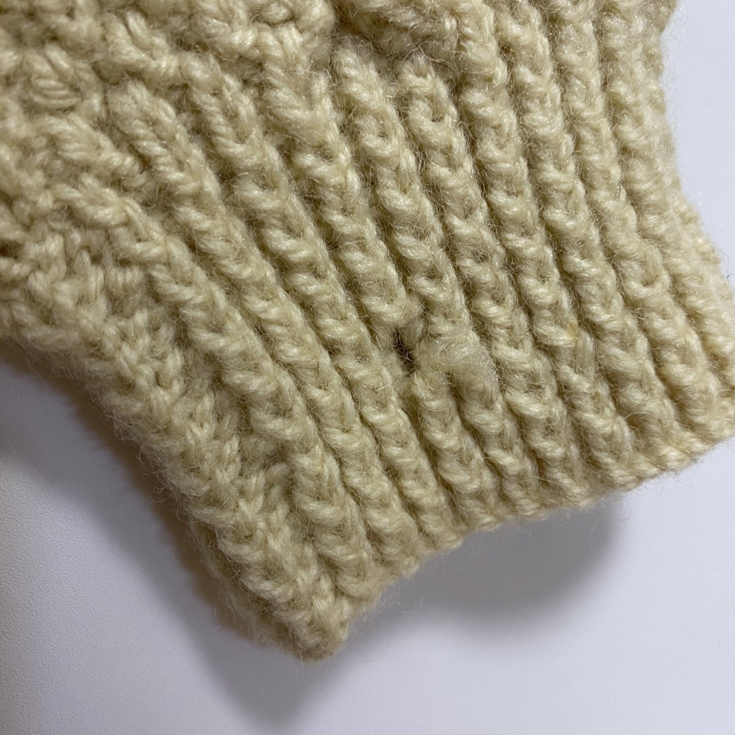 古着 used　英国製　Celtic Woollenes　長袖フィッシャーマンニットカーディガン　厚手Vネックセーター　白　秋冬服