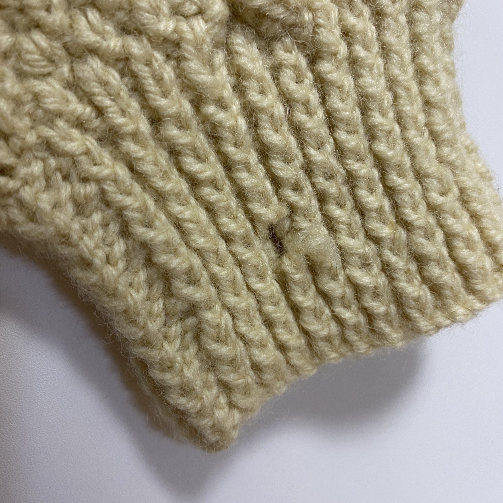 古着 used　英国製　Celtic Woollenes　長袖フィッシャーマンニットカーディガン　厚手Vネックセーター　白　秋冬服