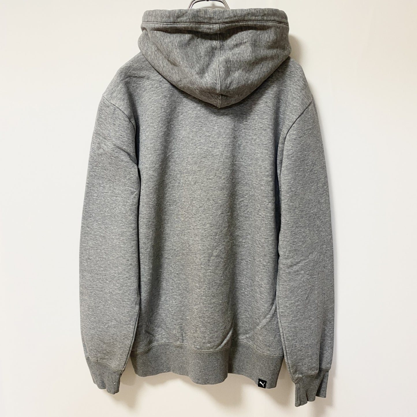 古着 used PUMA プーマ　長袖ワンポイントロゴデザインパーカー　フーディースウェット　グレー　シンプル　Mサイズ