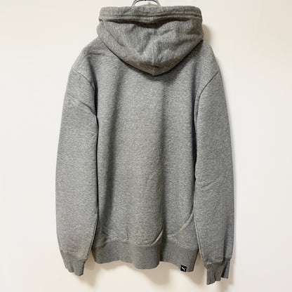 古着 used PUMA プーマ　長袖ワンポイントロゴデザインパーカー　フーディースウェット　グレー　シンプル　Mサイズ