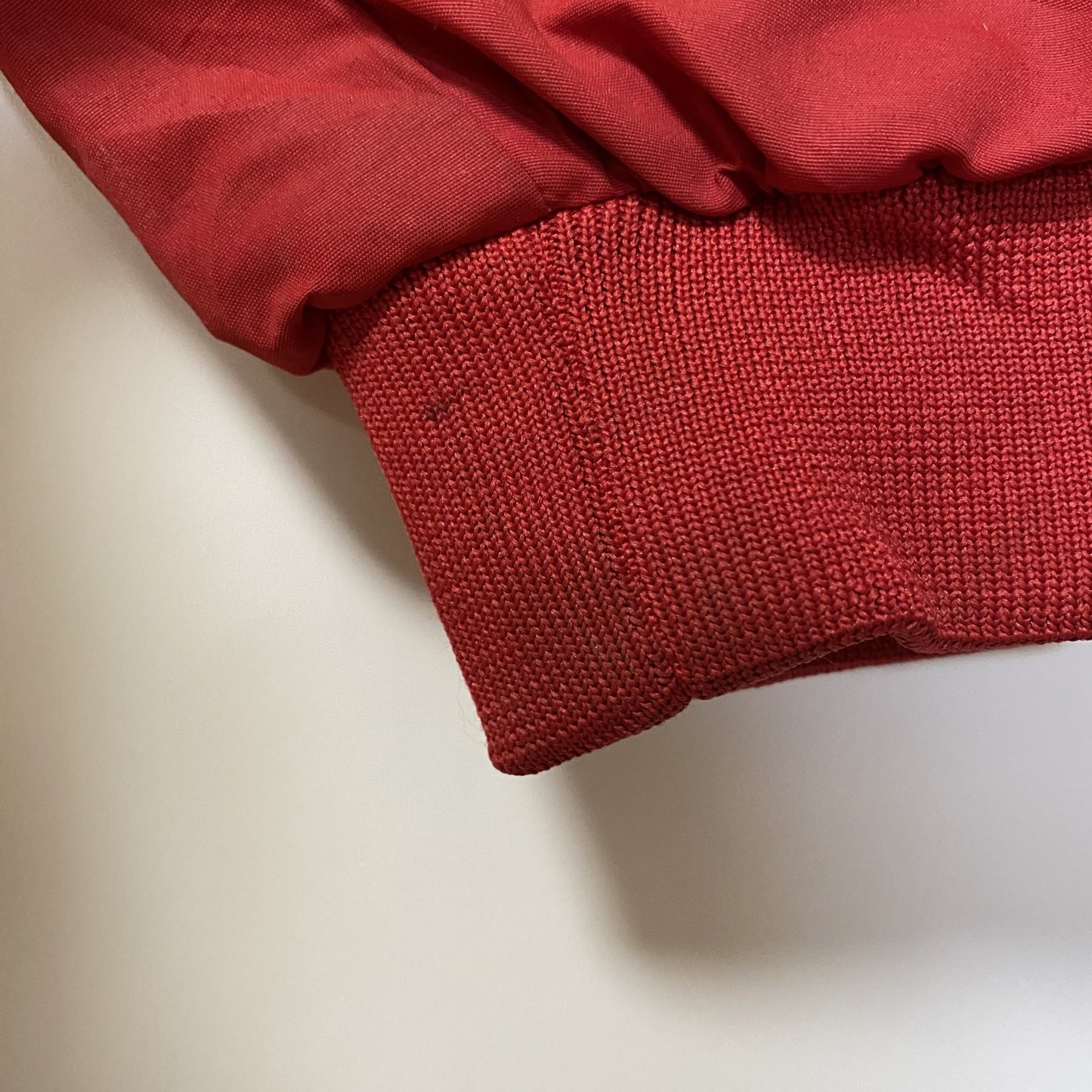 古着 used　ウィスコンシン大学　長袖カレッジ刺繍ブルゾン　ナイロンジャケット　アウター　レトロデザイン　赤　Lサイズ