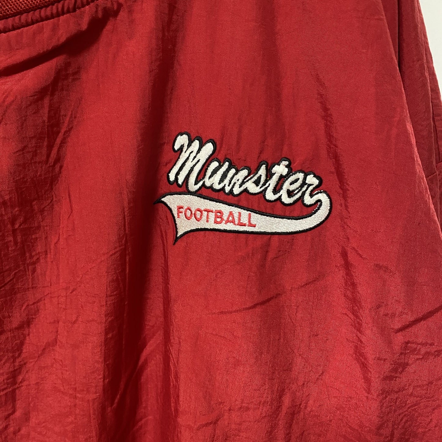 古着 used　RUSSELL ATHLETIC　長袖刺繍ナイロンプルオーバー　ウインドブレーカー　フットボール　赤　XXLサイズ