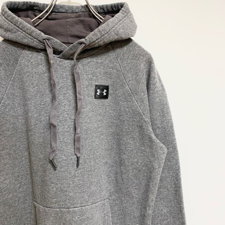 古着 used　UNDER ARMOUR　アンダーアーマー　長袖ワッペン刺繍パーカー　スウェットプルオーバー　グレー　秋冬服