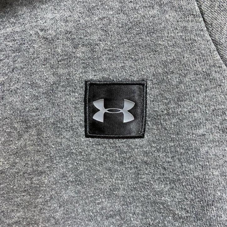 古着 used　UNDER ARMOUR　アンダーアーマー　長袖ワッペン刺繍パーカー　スウェットプルオーバー　グレー　秋冬服