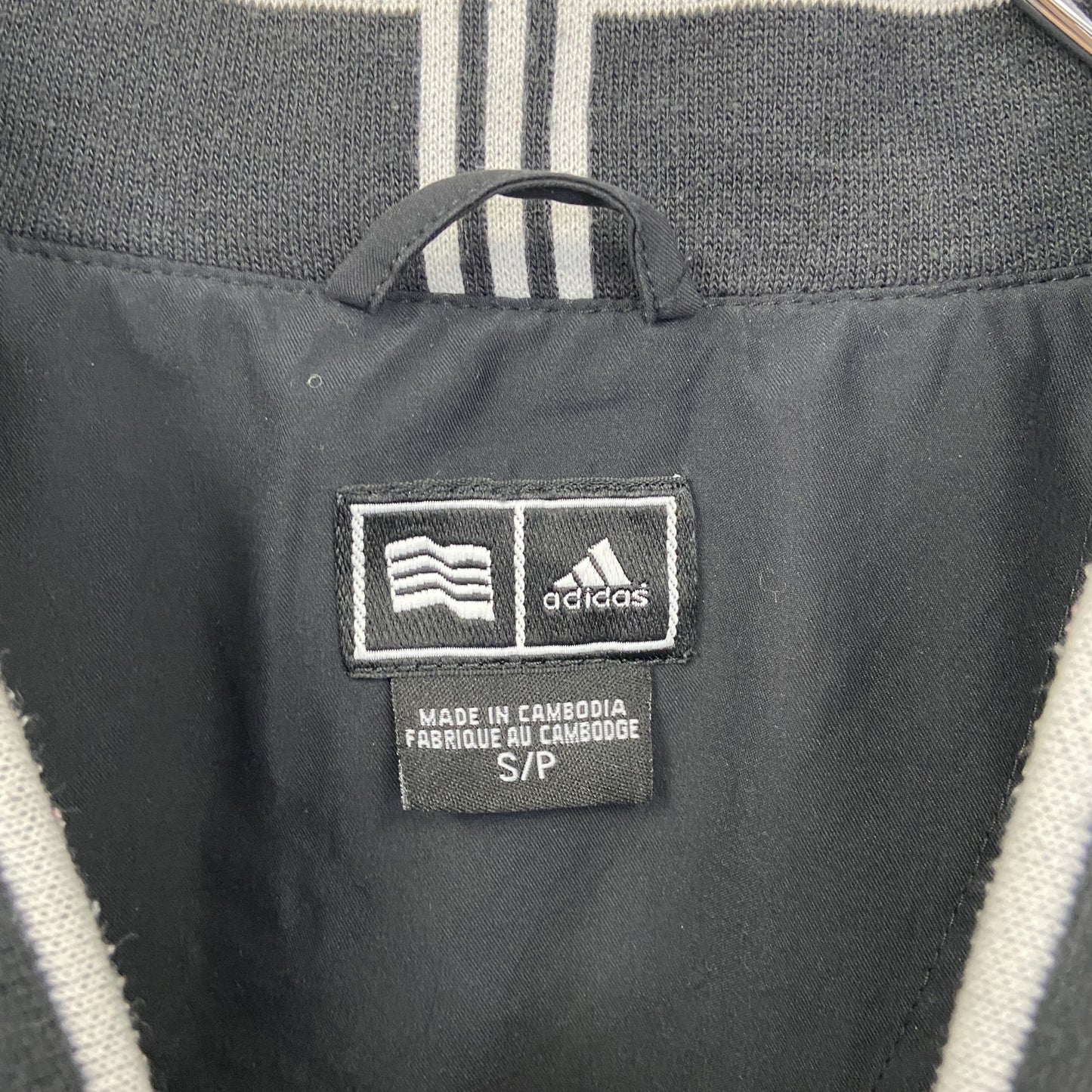 古着 used　adidas アディダス　CLIMAPROOF　長袖ナイロンプルオーバー　Vネック　ワンポイント刺繍　黒　Sサイズ