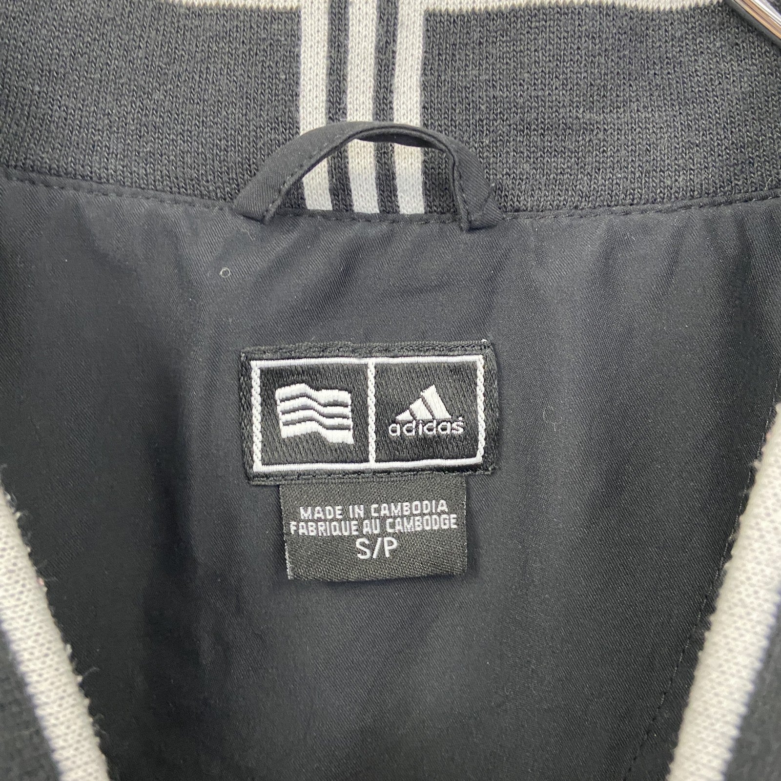 古着 used　adidas アディダス　CLIMAPROOF　長袖ナイロンプルオーバー　Vネック　ワンポイント刺繍　黒　Sサイズ