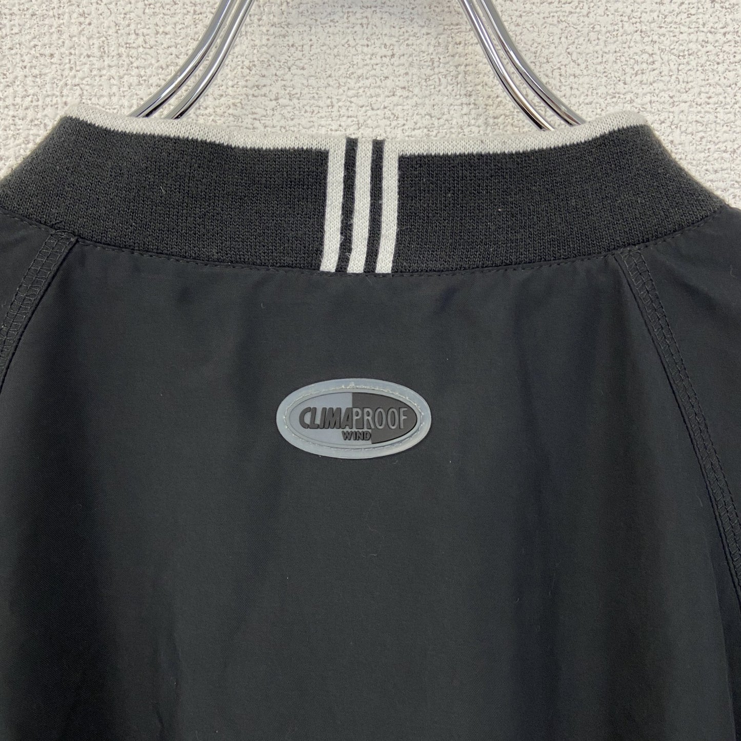 古着 used　adidas アディダス　CLIMAPROOF　長袖ナイロンプルオーバー　Vネック　ワンポイント刺繍　黒　Sサイズ