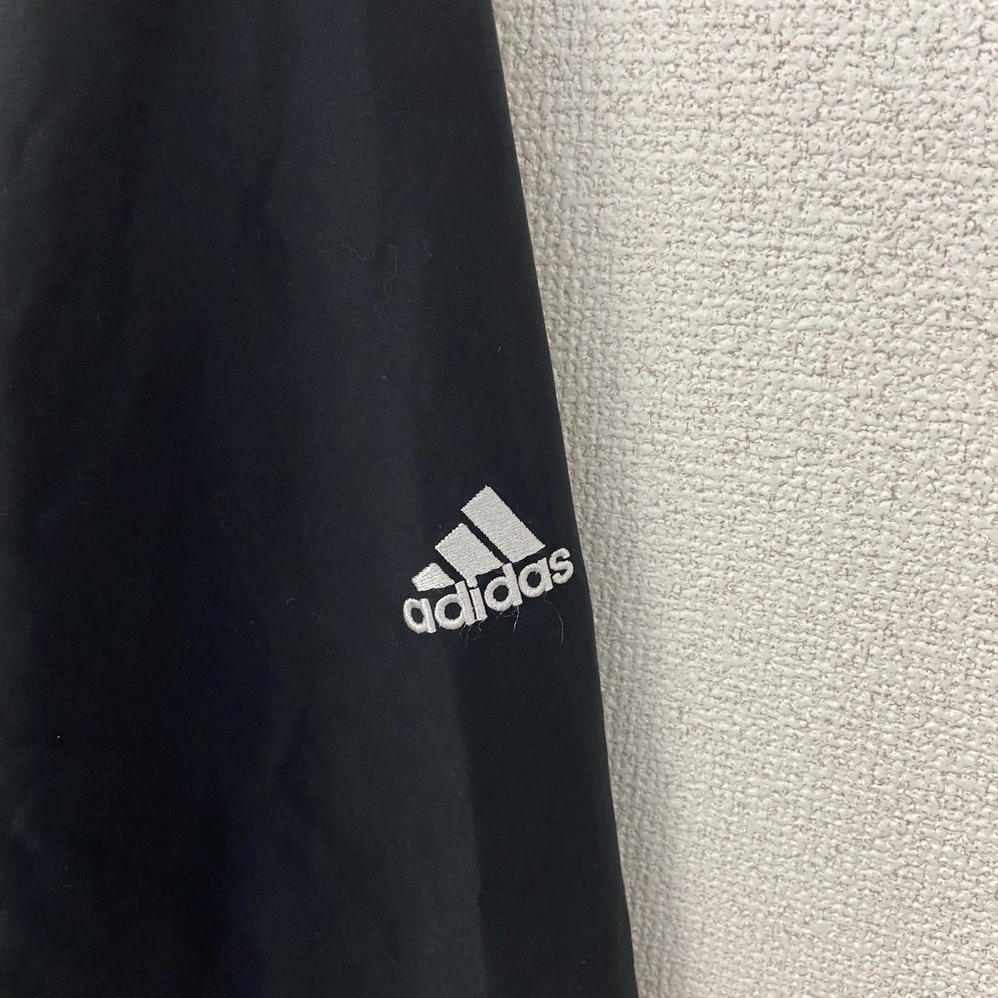 古着 used　adidas アディダス　CLIMAPROOF　長袖ナイロンプルオーバー　Vネック　ワンポイント刺繍　黒　Sサイズ