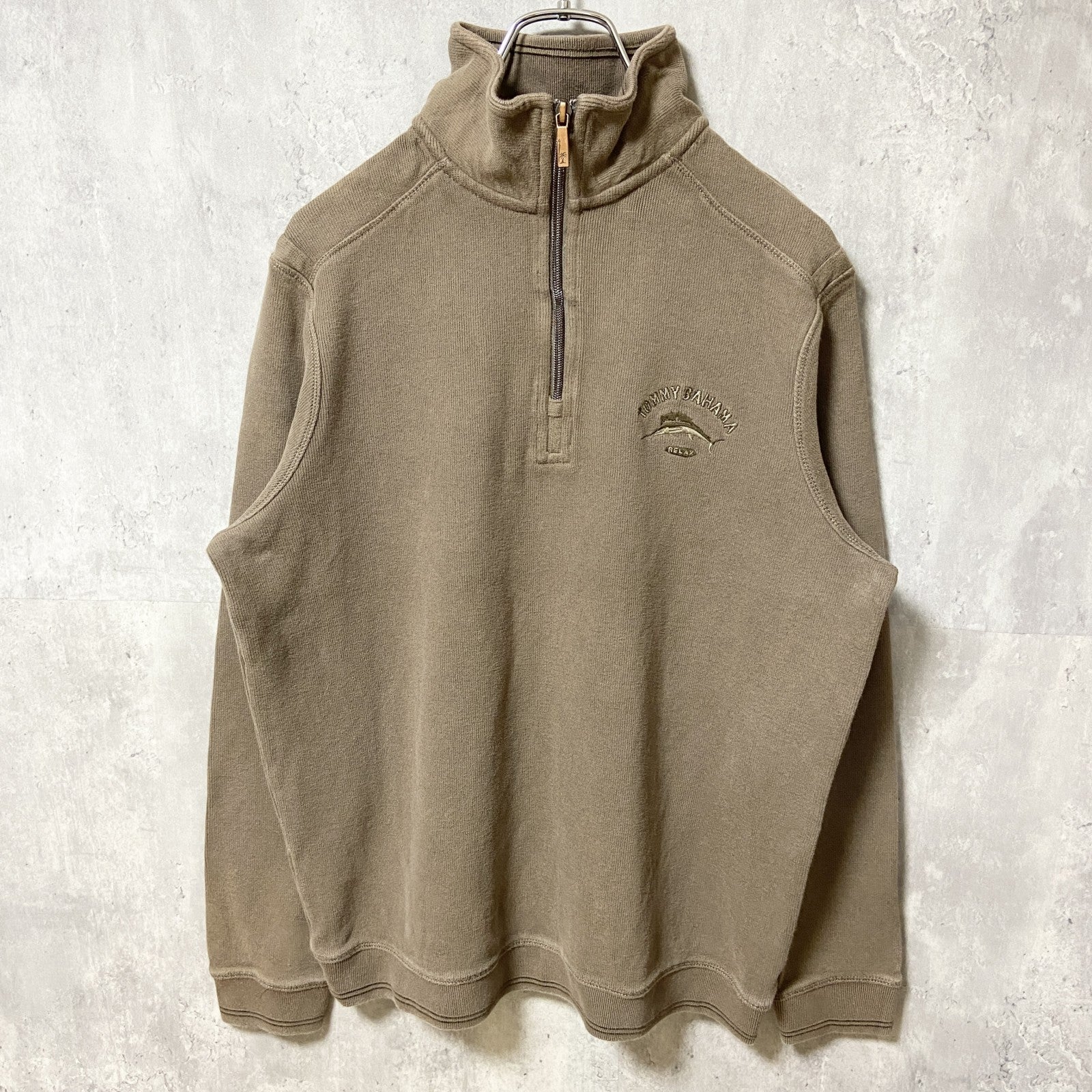 古着 used　Tommy Bahama　長袖ハーフジップセーター　ハイネックニット　ワンポイント刺繍　ベージュ　ブラウン　秋冬服