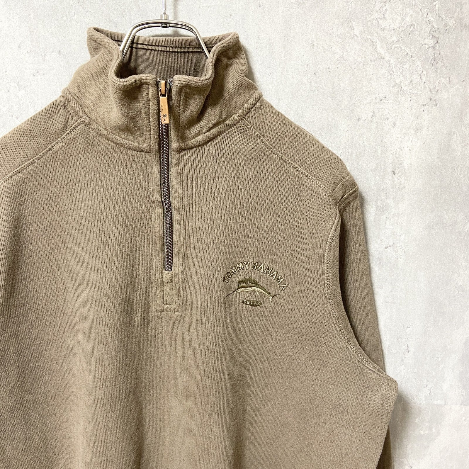 古着 used　Tommy Bahama　長袖ハーフジップセーター　ハイネックニット　ワンポイント刺繍　ベージュ　ブラウン　秋冬服