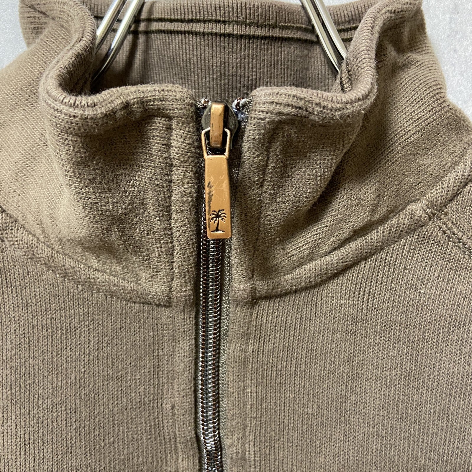 古着 used　Tommy Bahama　長袖ハーフジップセーター　ハイネックニット　ワンポイント刺繍　ベージュ　ブラウン　秋冬服