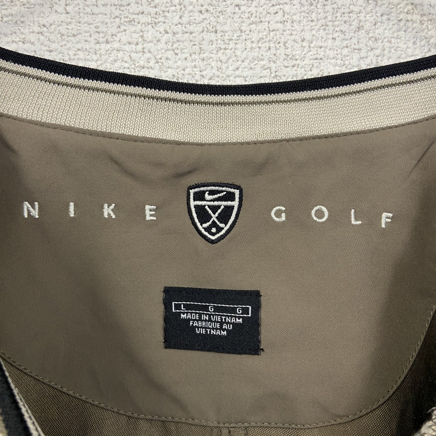 NIKE GOLF ナイキゴルフ　長袖ナイロンプルオーバー　Vネック　スウォッシュロゴ刺繍　カーキ　Lサイズ