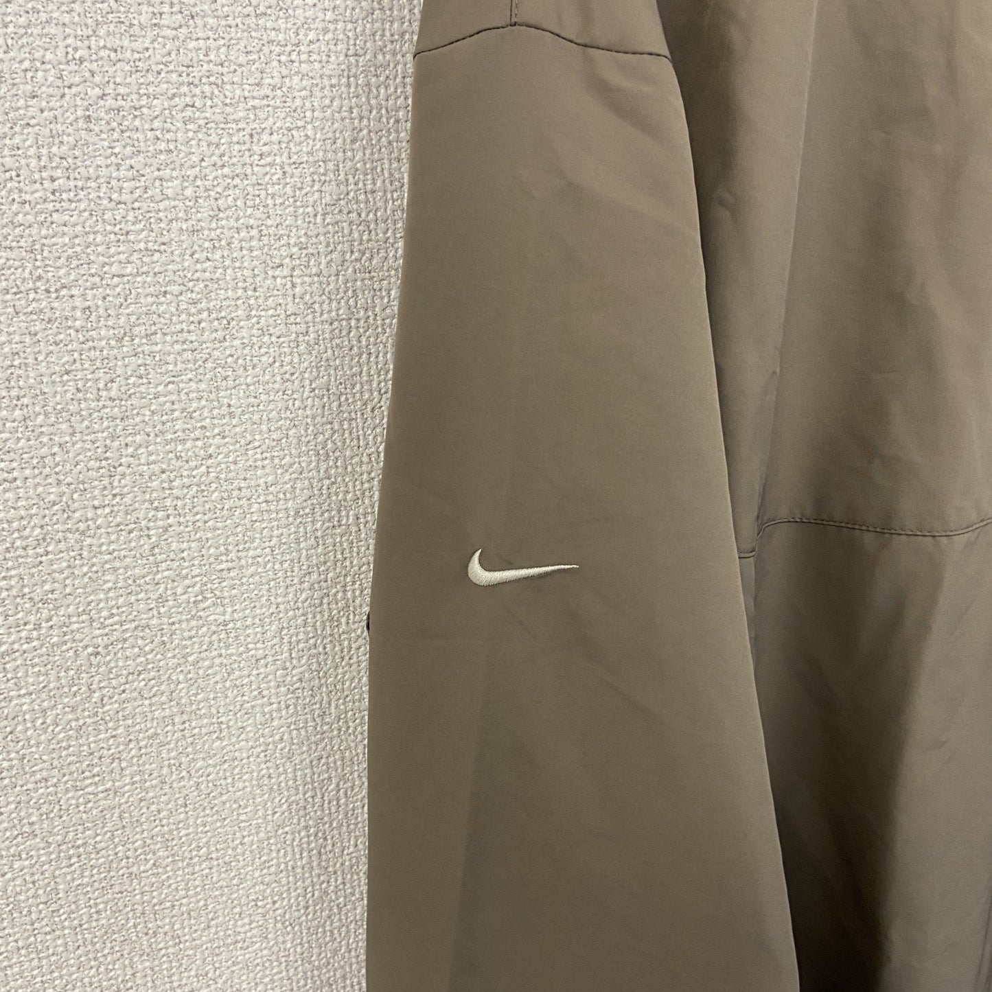 NIKE GOLF ナイキゴルフ　長袖ナイロンプルオーバー　Vネック　スウォッシュロゴ刺繍　カーキ　Lサイズ