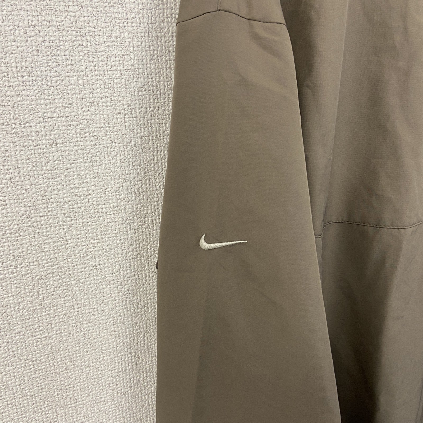 NIKE GOLF ナイキゴルフ　長袖ナイロンプルオーバー　Vネック　スウォッシュロゴ刺繍　カーキ　Lサイズ