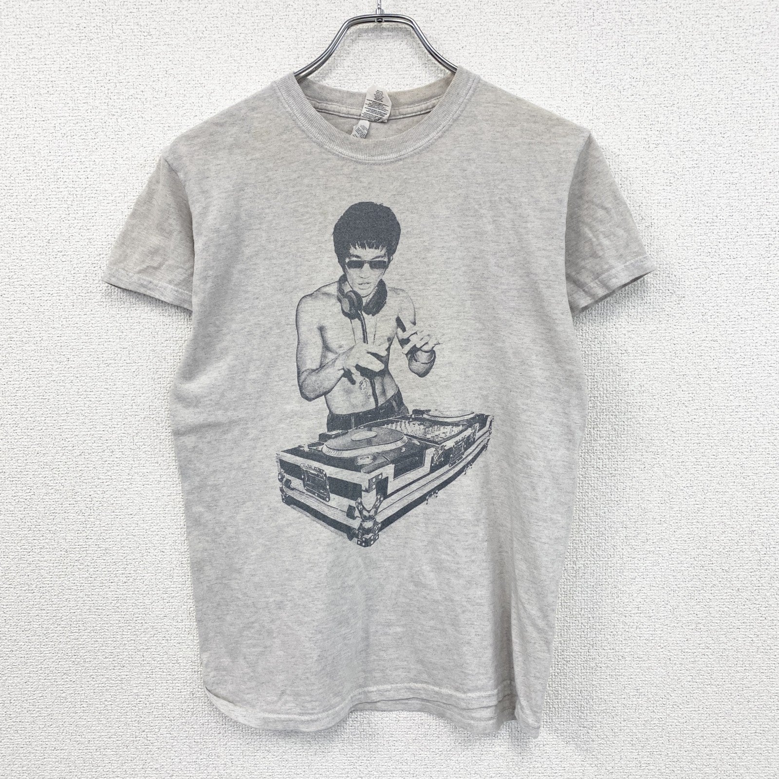GILDAN　ギルダン　Bruce Lee　ブルースリー　半袖プリントTシャツ　人物T　DJ　グレー　Sサイズ　