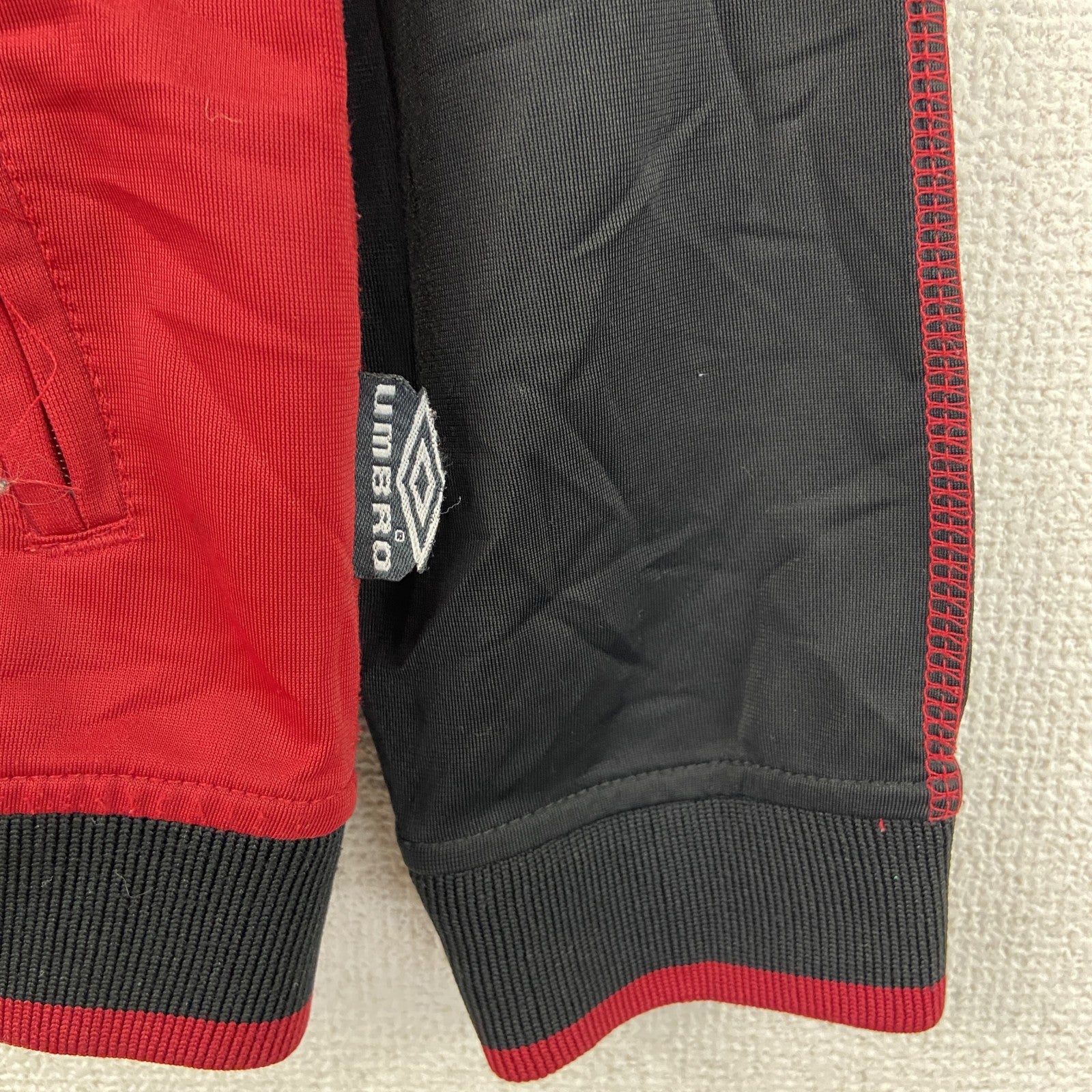 Umbro　アンブロ　トラックジャケット/ジャージ　トライカラー　赤　白　黒　152