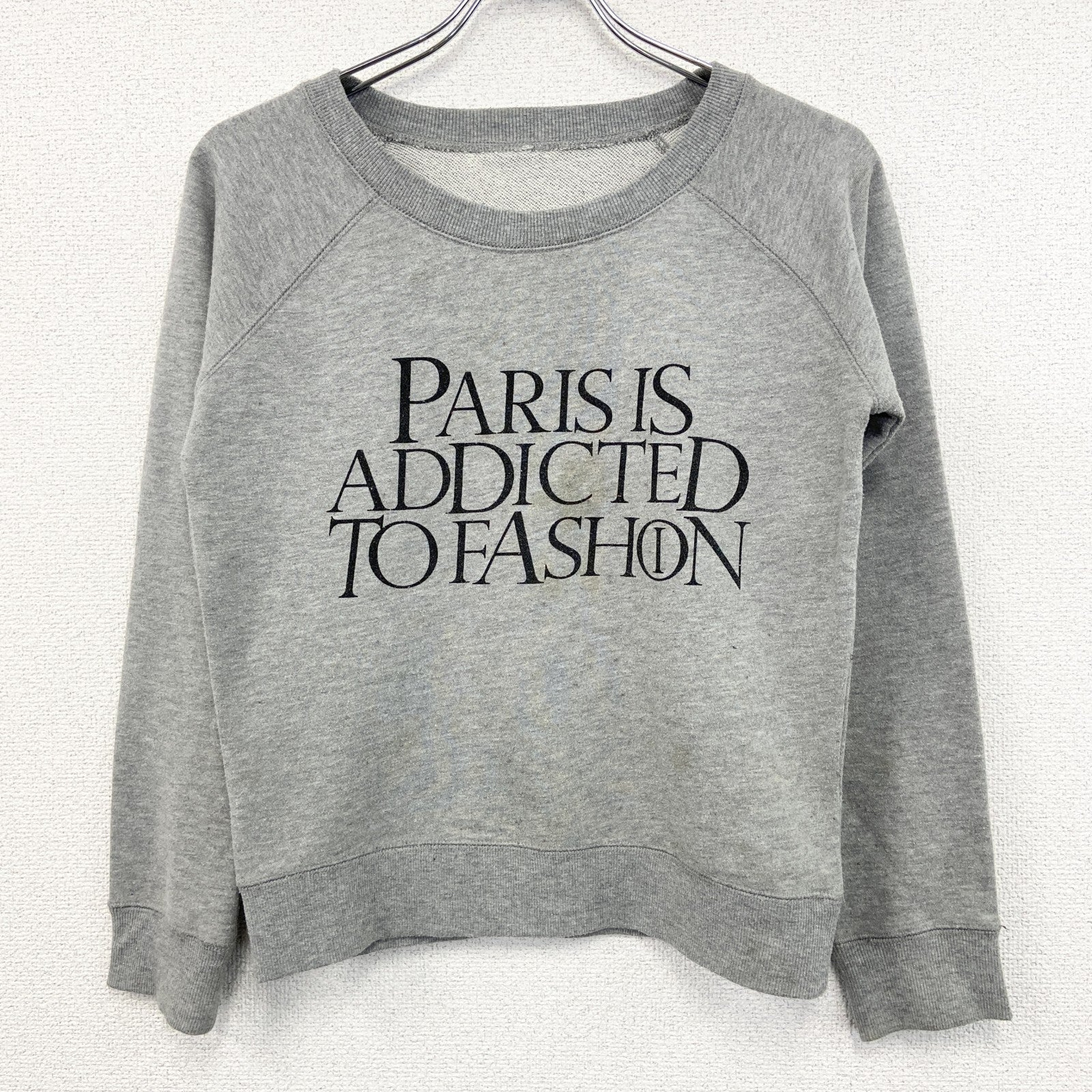 スウェット/トレーナー　ラグランスリーブ　3連プリント　メッセージ　英字プリント　Paris　パリ　ビックデザイン　灰色　グレー