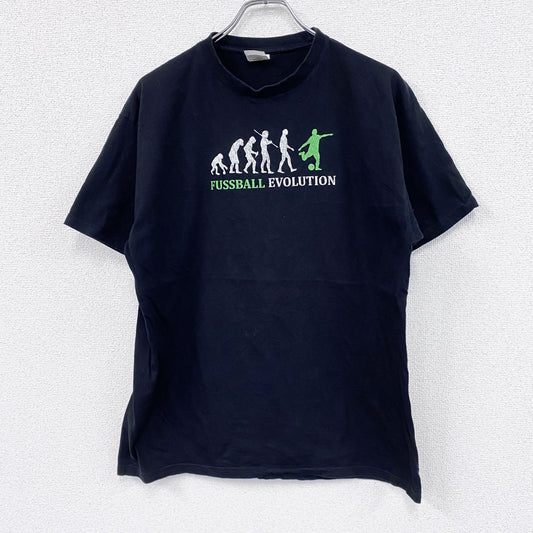 B&C　COLLECTION　半袖プリントTシャツ　サッカー　人間の成長　シンプルデザイン　クルーネック　黒　ブラック　Lサイズ