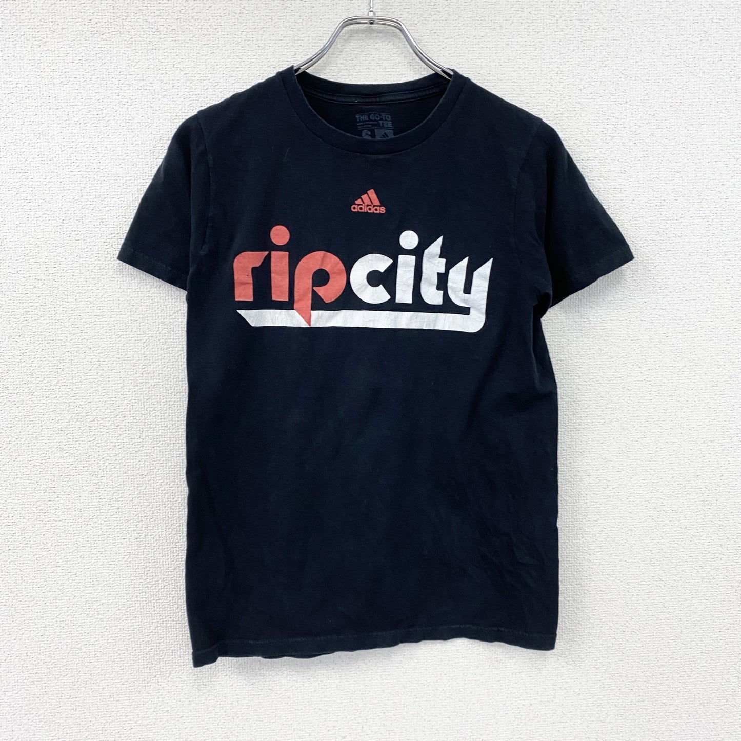 adidas　アディダス　半袖プリントTシャツ　Rip City　パフォーマンスロゴ　黒　ブラック　Sサイズ