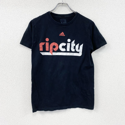 adidas　アディダス　半袖プリントTシャツ　Rip City　パフォーマンスロゴ　黒　ブラック　Sサイズ