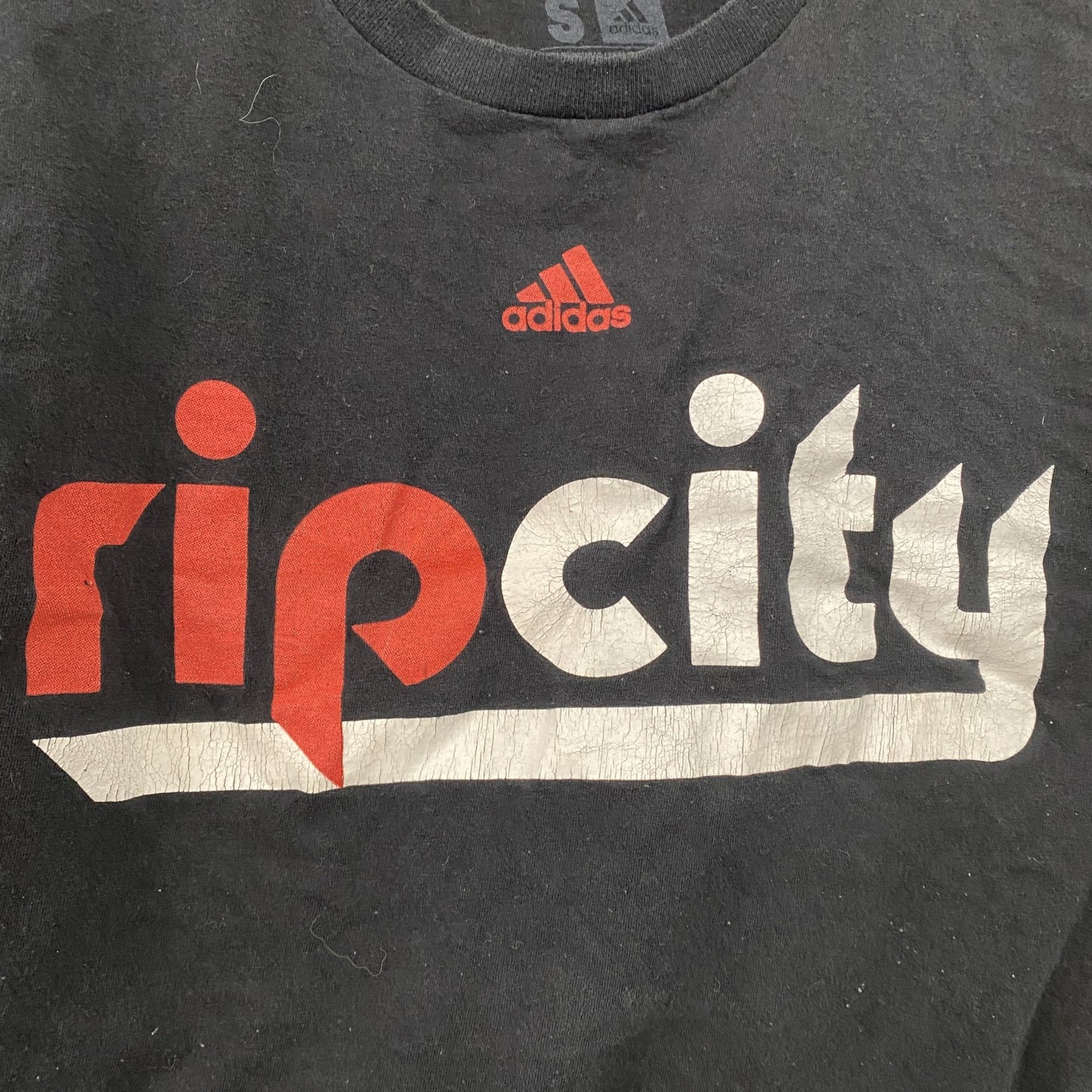 adidas　アディダス　半袖プリントTシャツ　Rip City　パフォーマンスロゴ　黒　ブラック　Sサイズ