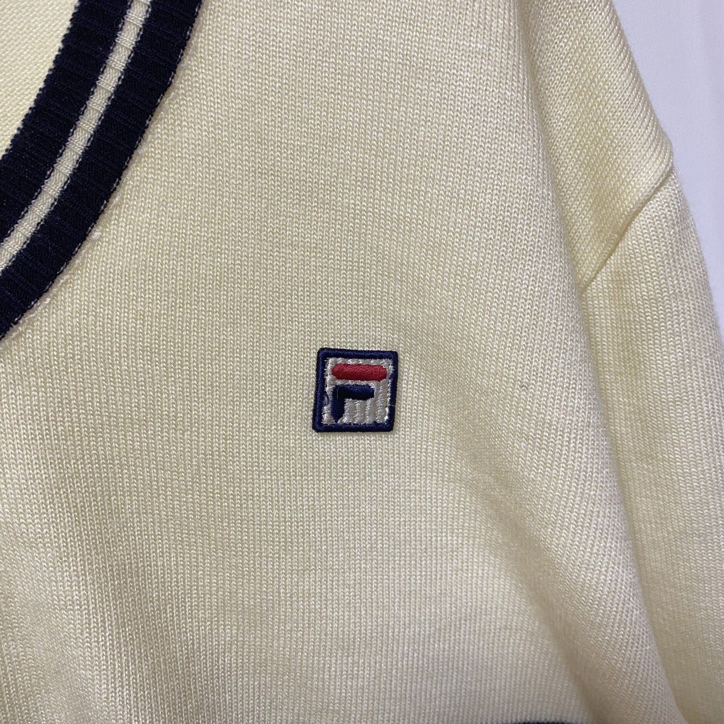 ～90s　FILA　フィラ　長袖Vネックアクリルニットセーター　刺繍ロゴ　ワンポイント　マルチカラー　白　ホワイト　XLサイズ