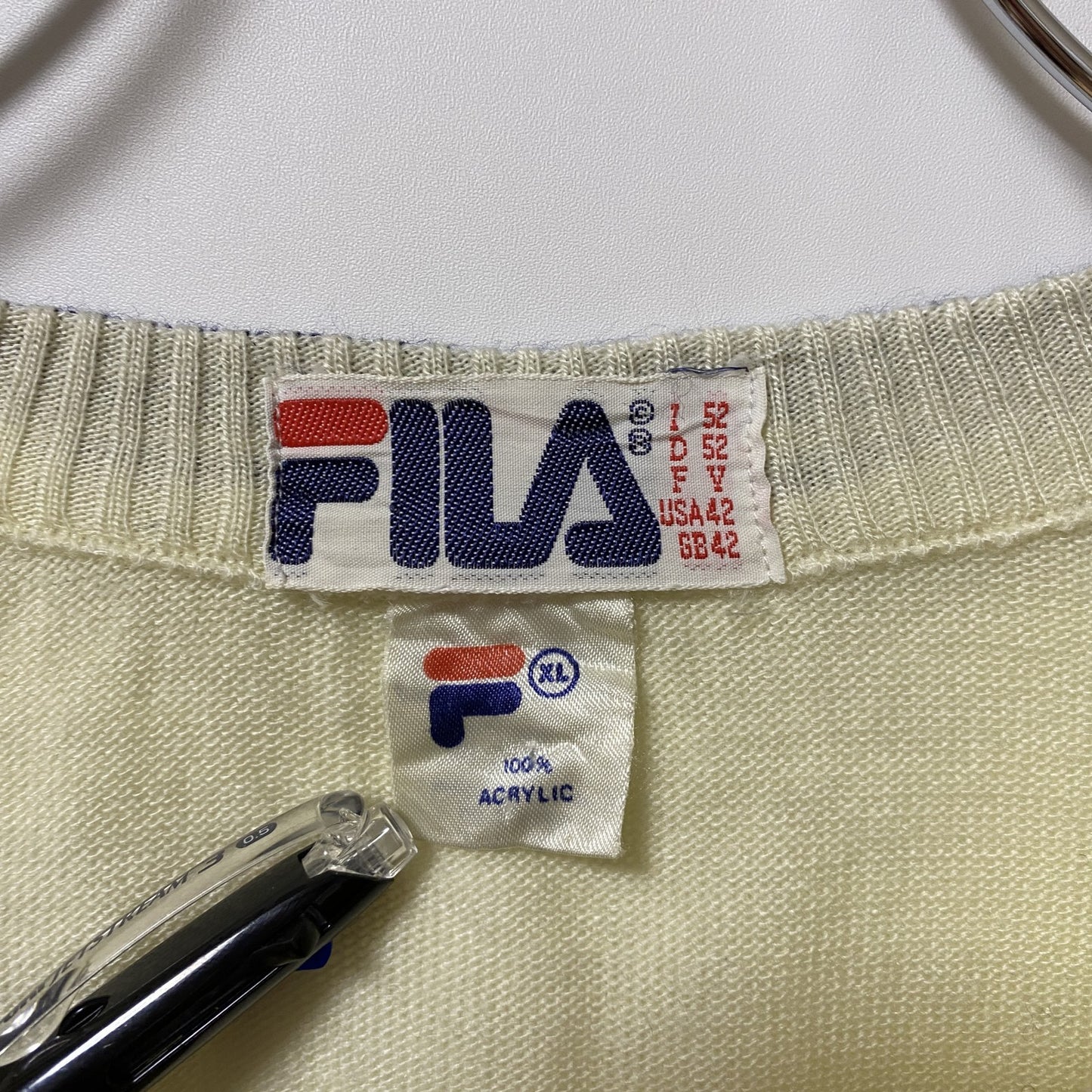 ～90s　FILA　フィラ　長袖Vネックアクリルニットセーター　刺繍ロゴ　ワンポイント　マルチカラー　白　ホワイト　XLサイズ