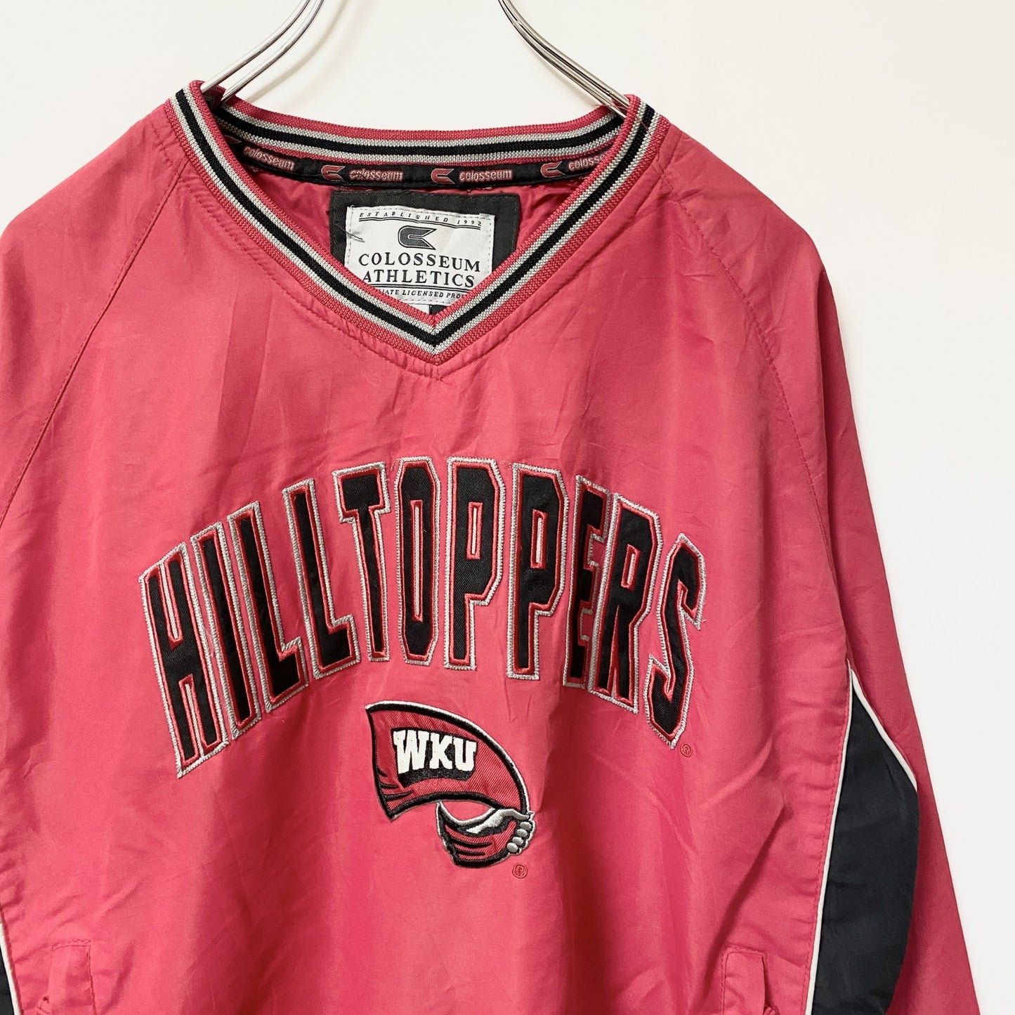 古着 used COLOSSEUM ATHLETICS　長袖プリントナイロンプルオーバー　ウインドブレーカー　刺繡　赤　Sサイズ