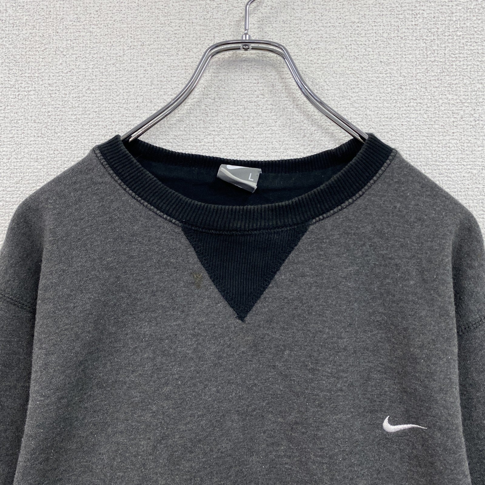NIKE　ナイキ　スウェット/トレーナー　前V　刺繡ロゴ　灰色　グレー　Lサイズ