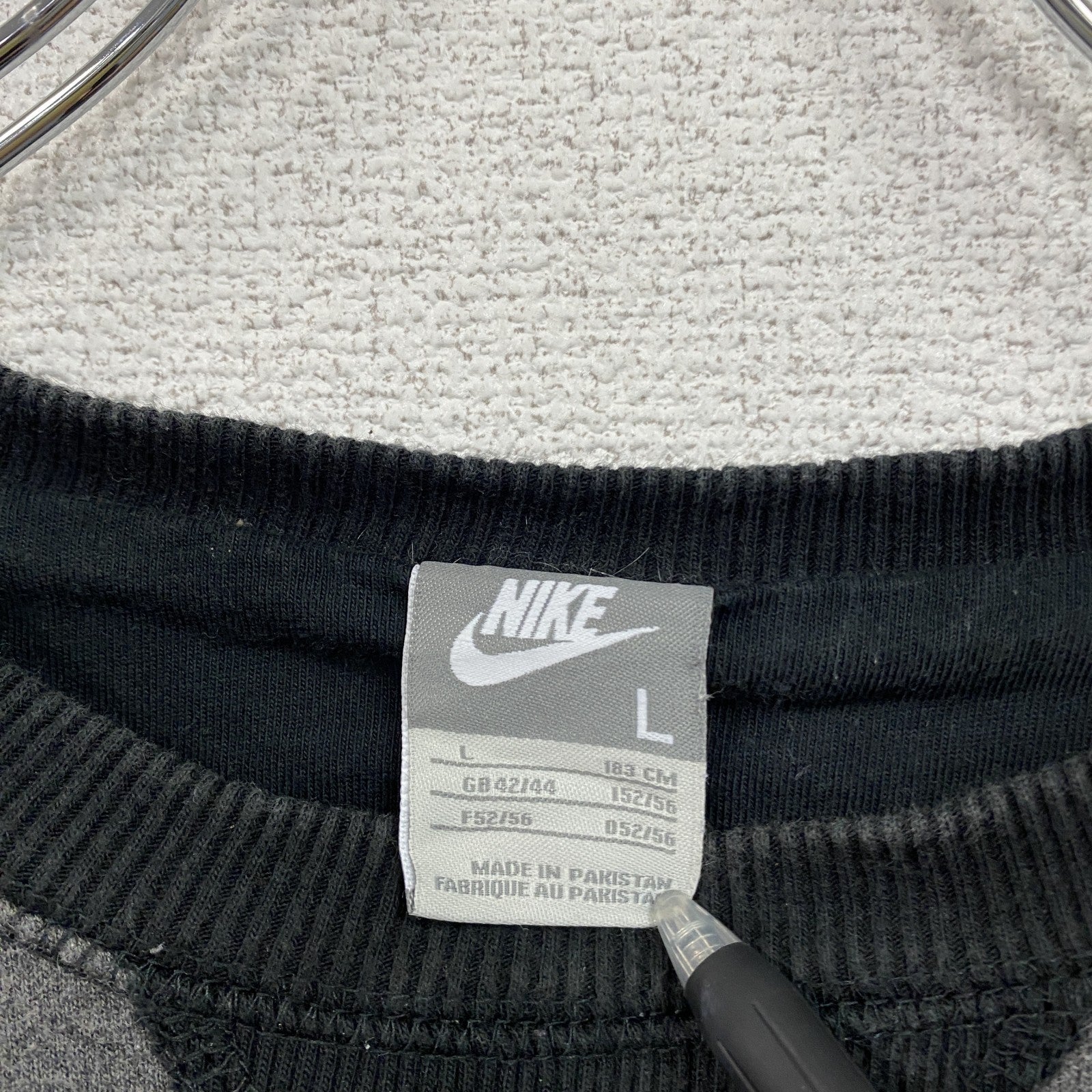NIKE　ナイキ　スウェット/トレーナー　前V　刺繡ロゴ　灰色　グレー　Lサイズ