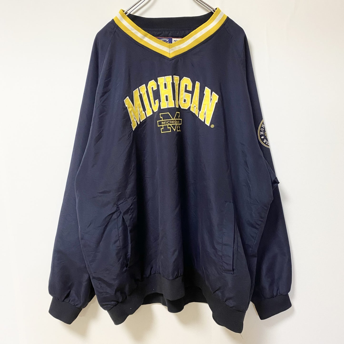 古着 used　ミシガン大学　長袖ナイロンプルオーバー　カレッジ刺繍　Vネック　ネイビー　レトロデザイン　2XLサイズ
